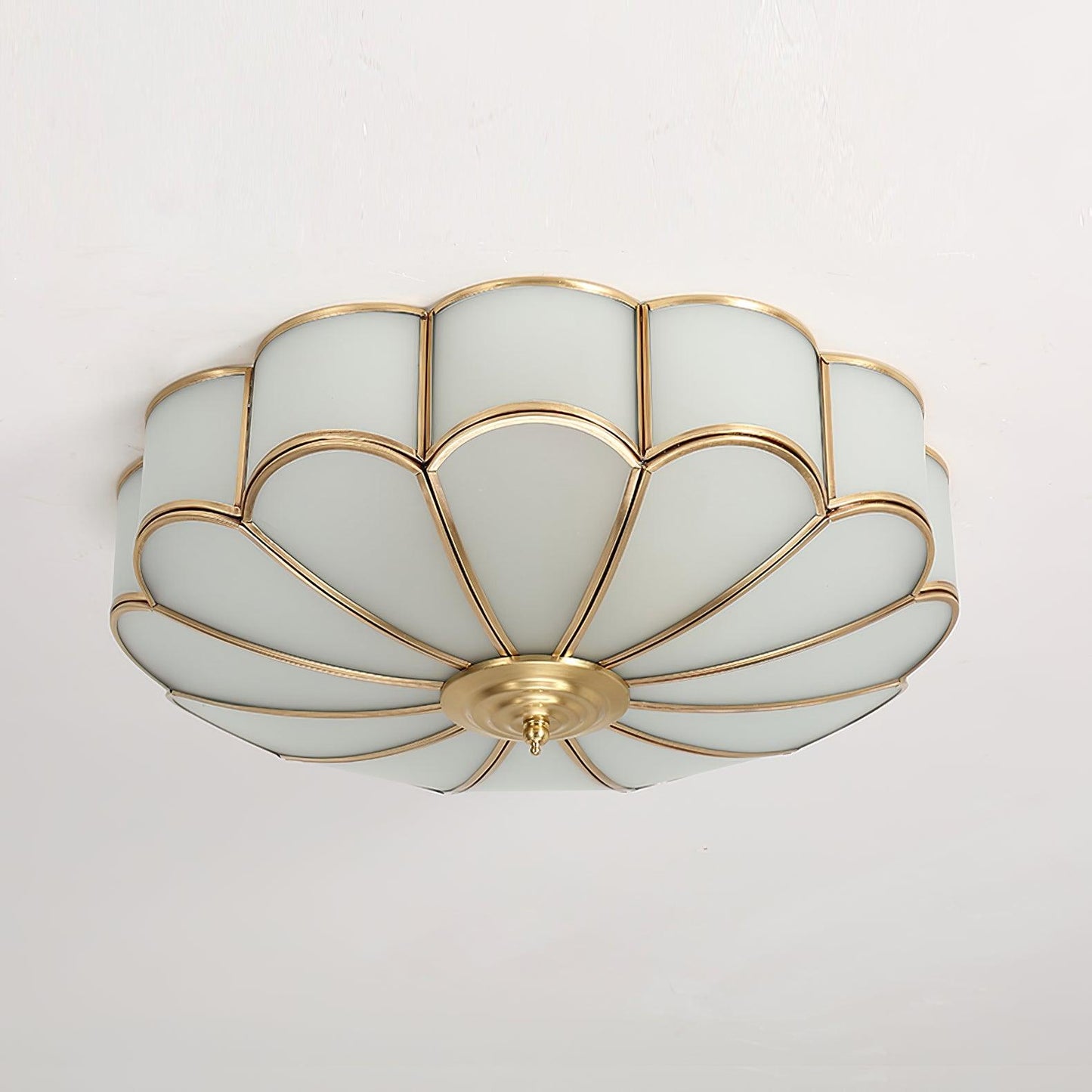 Plafondlamp Art Deco met Bloemblaadjes Kap en Messing Rand