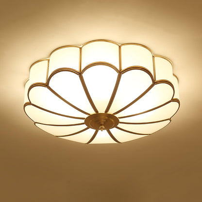 Plafondlamp Art Deco met Bloemblaadjes Kap en Messing Rand