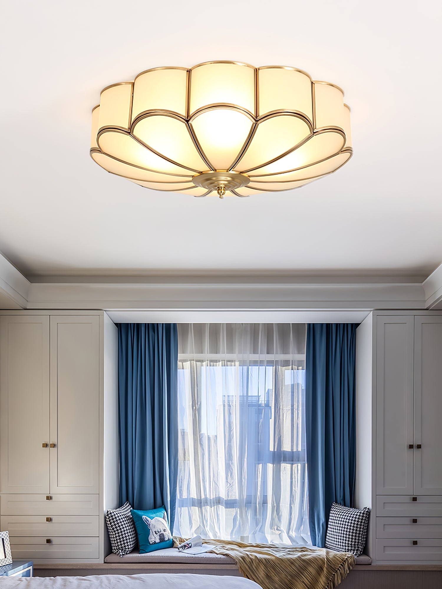 Plafondlamp Art Deco met Bloemblaadjes Kap en Messing Rand