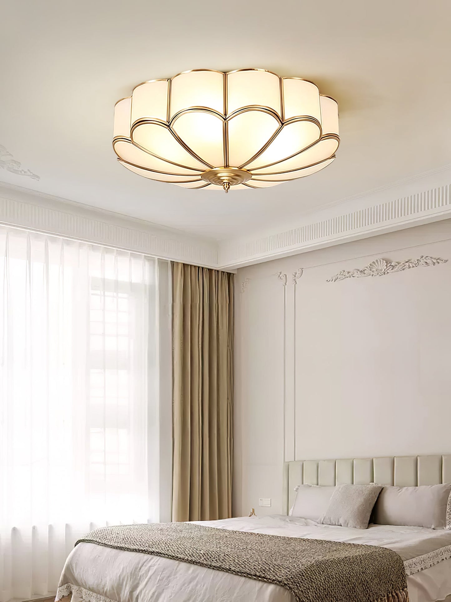Plafondlamp Art Deco met Bloemblaadjes Kap en Messing Rand