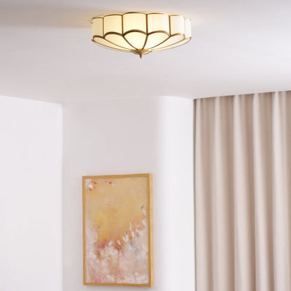 Plafondlamp Art Deco met Bloemblaadjes Kap en Messing Rand