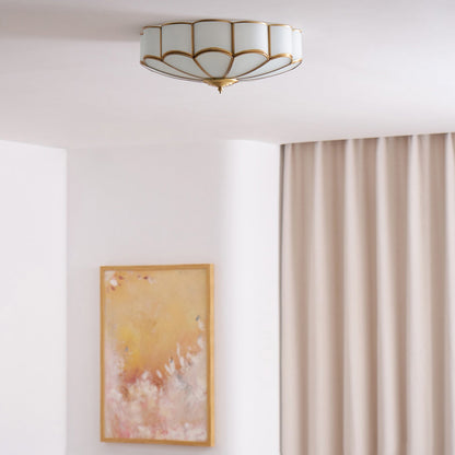 Plafondlamp Art Deco met Bloemblaadjes Kap en Messing Rand