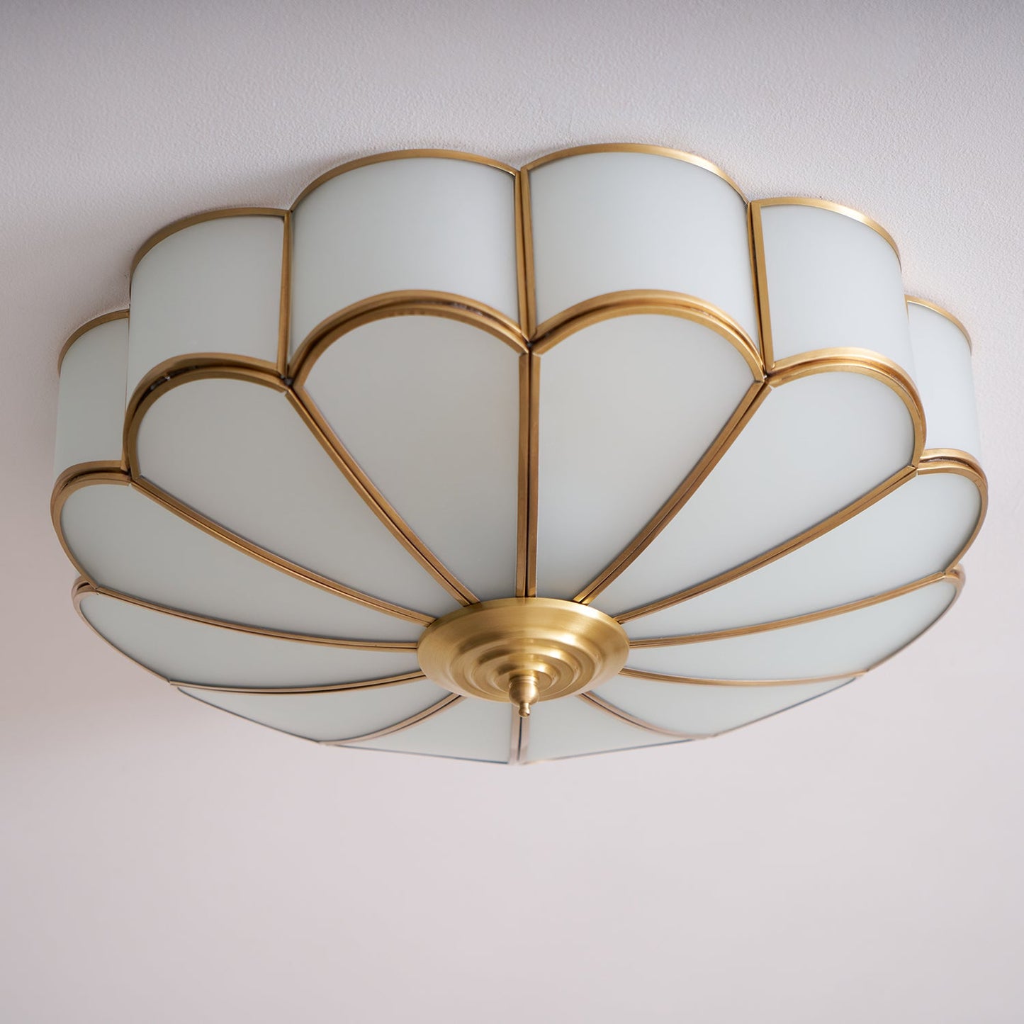 Plafondlamp Art Deco met Bloemblaadjes Kap en Messing Rand