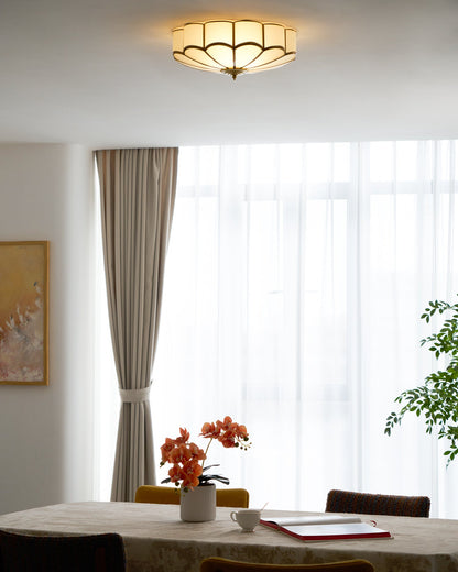 Plafondlamp Art Deco met Bloemblaadjes Kap en Messing Rand