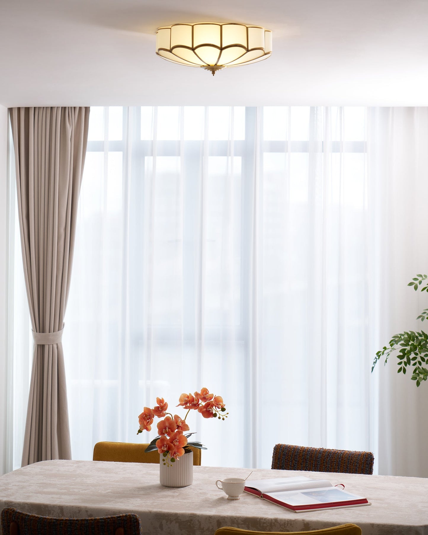 Plafondlamp Art Deco met Bloemblaadjes Kap en Messing Rand
