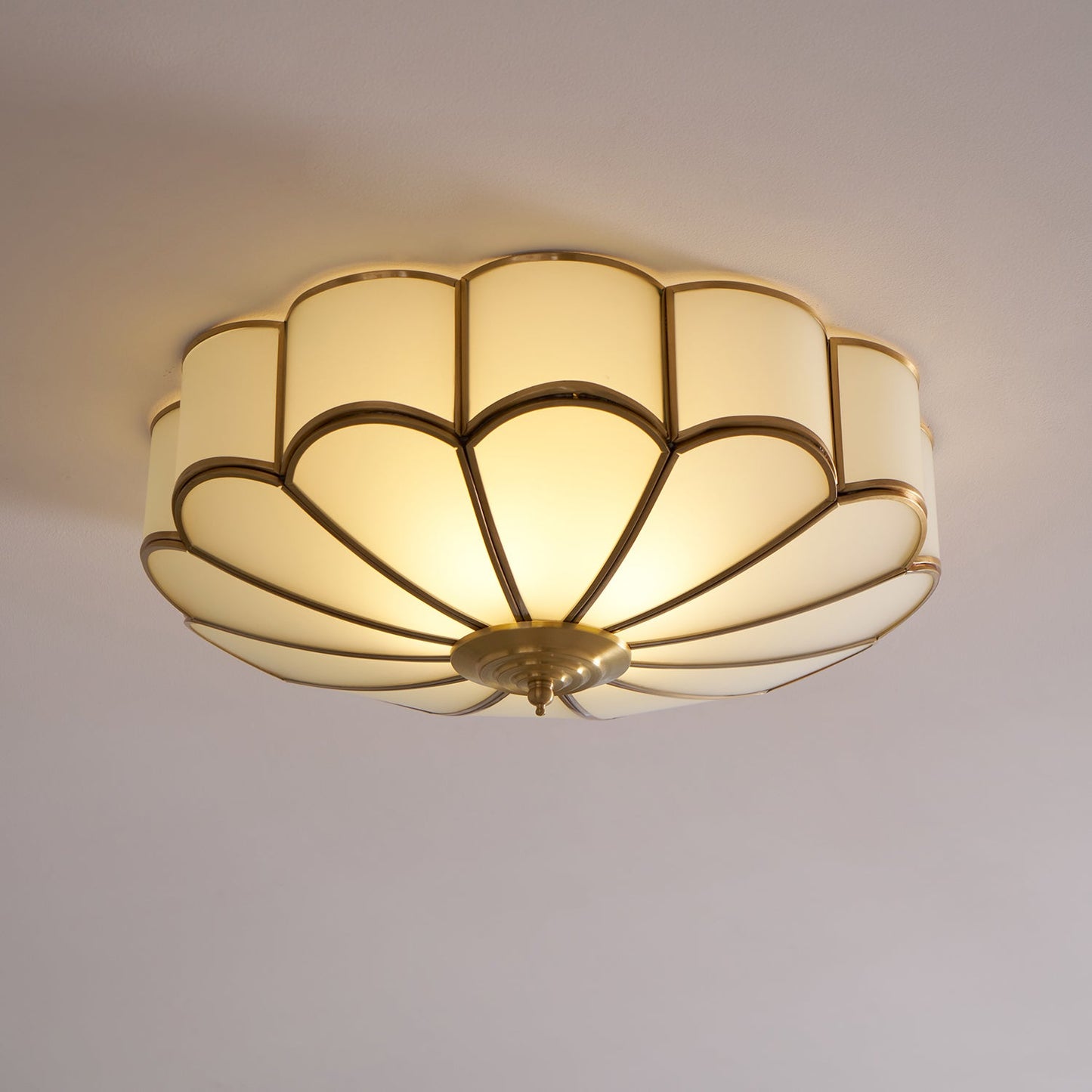 Plafondlamp Art Deco met Bloemblaadjes Kap en Messing Rand