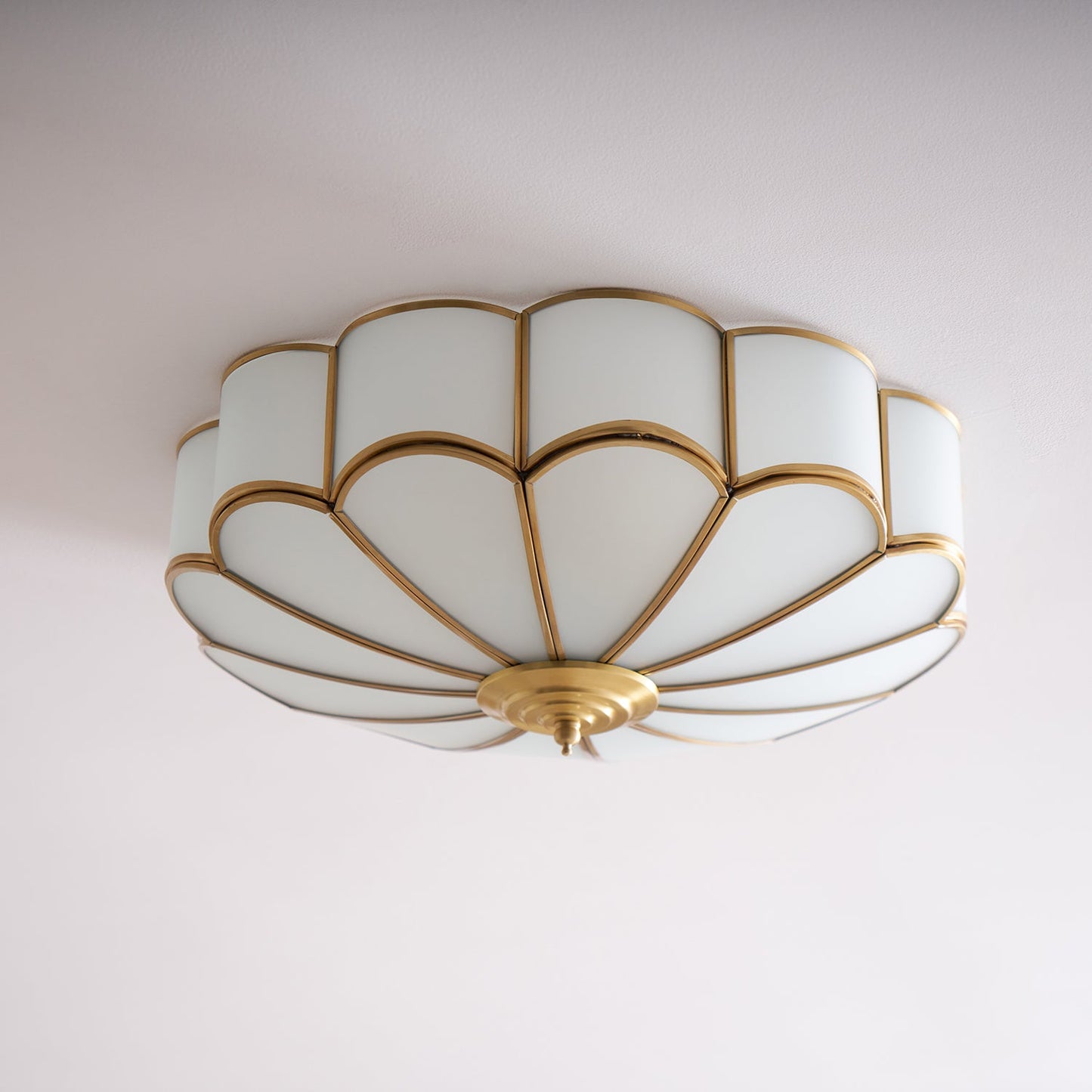 Plafondlamp Art Deco met Bloemblaadjes Kap en Messing Rand