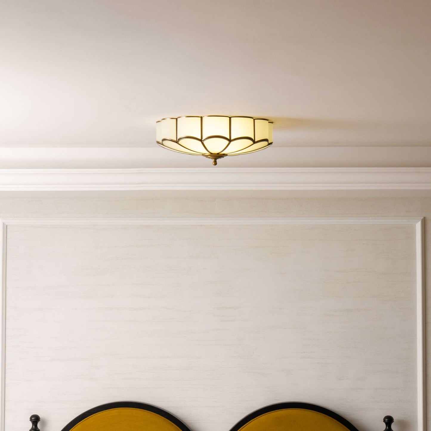 Plafondlamp Art Deco met Bloemblaadjes Kap en Messing Rand