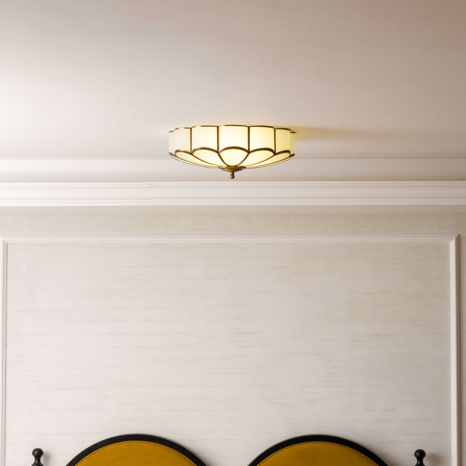 Plafondlamp Art Deco met Bloemblaadjes Kap en Messing Rand
