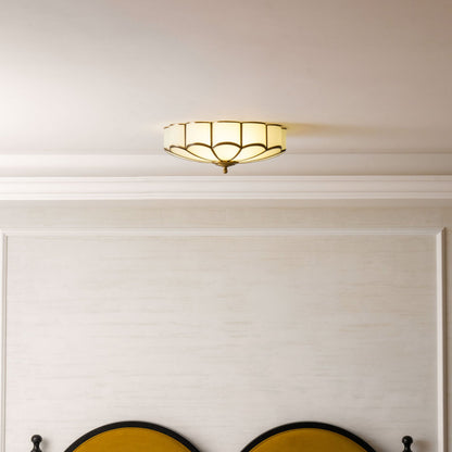 Plafondlamp Art Deco met Bloemblaadjes Kap en Messing Rand