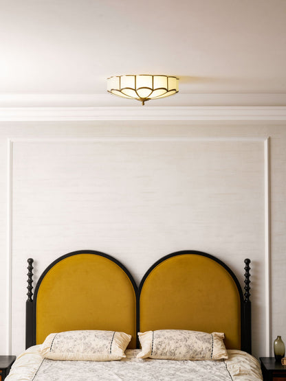 Plafondlamp Art Deco met Bloemblaadjes Kap en Messing Rand