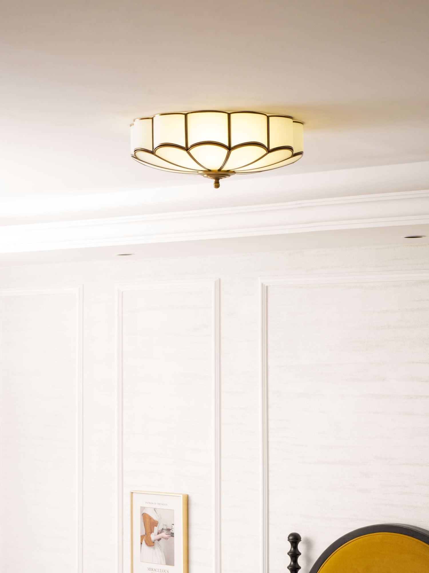 Plafondlamp Art Deco met Bloemblaadjes Kap en Messing Rand