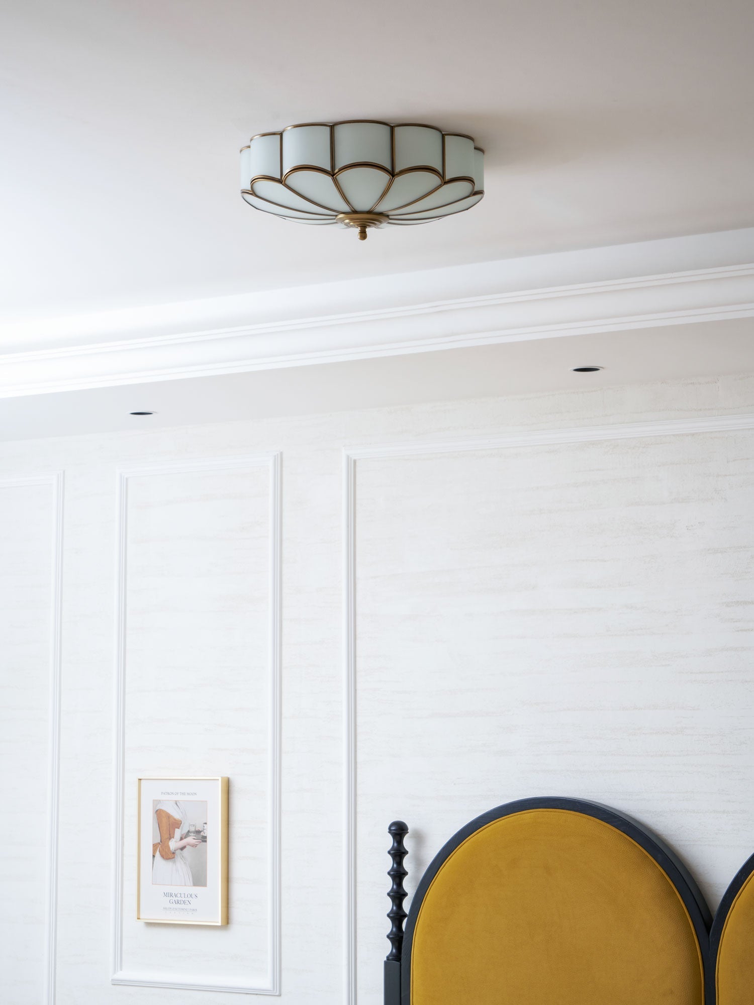 Plafondlamp Art Deco met Bloemblaadjes Kap en Messing Rand