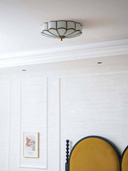 Plafondlamp Art Deco met Bloemblaadjes Kap en Messing Rand