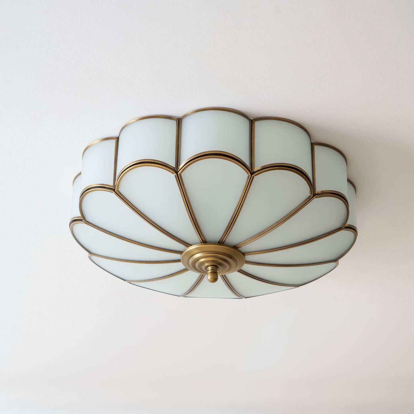 Plafondlamp Art Deco met Bloemblaadjes Kap en Messing Rand