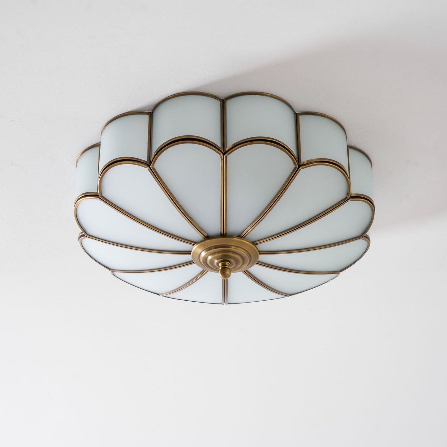 Plafondlamp Art Deco met Bloemblaadjes Kap en Messing Rand