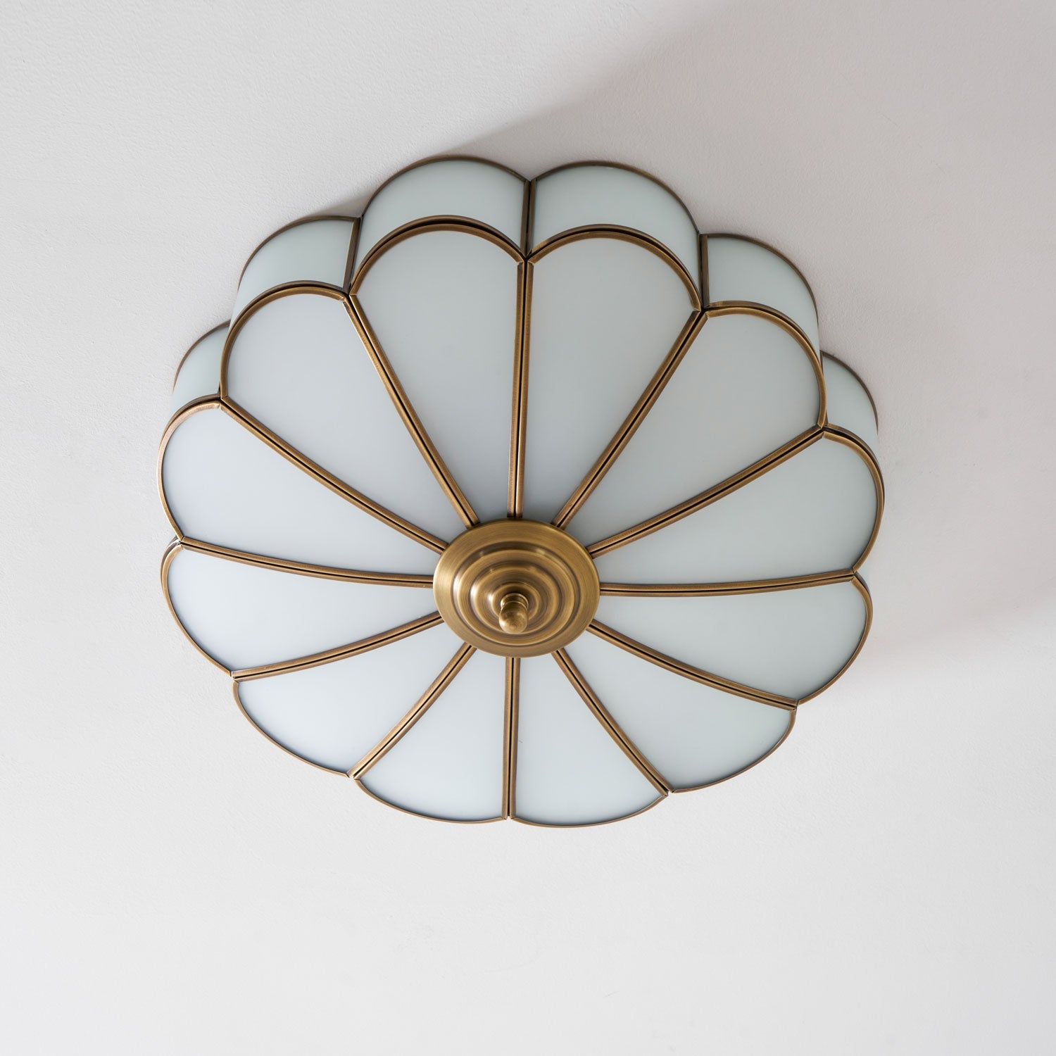 Plafondlamp Art Deco met Bloemblaadjes Kap en Messing Rand