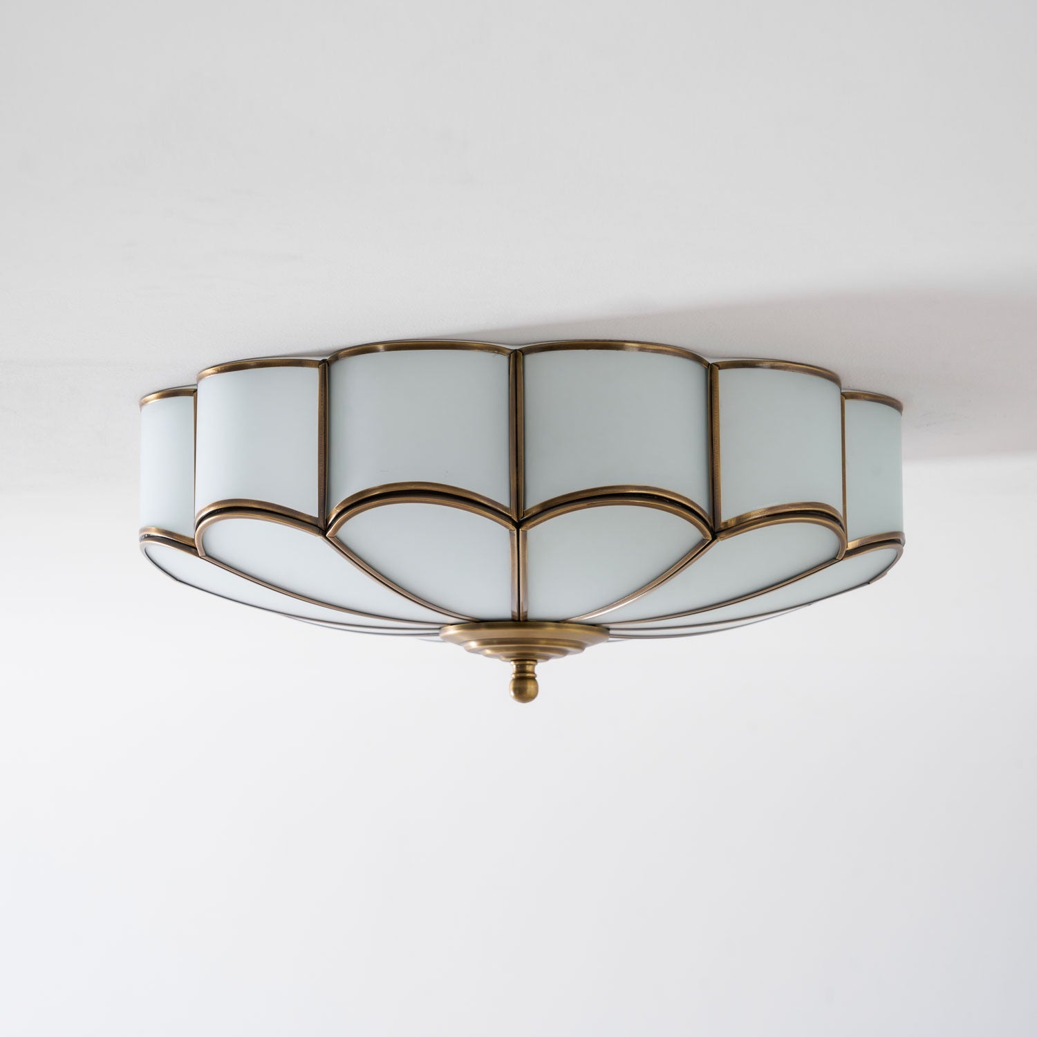 Plafondlamp Art Deco met Bloemblaadjes Kap en Messing Rand