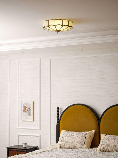 Plafondlamp Art Deco met Bloemblaadjes Kap en Messing Rand