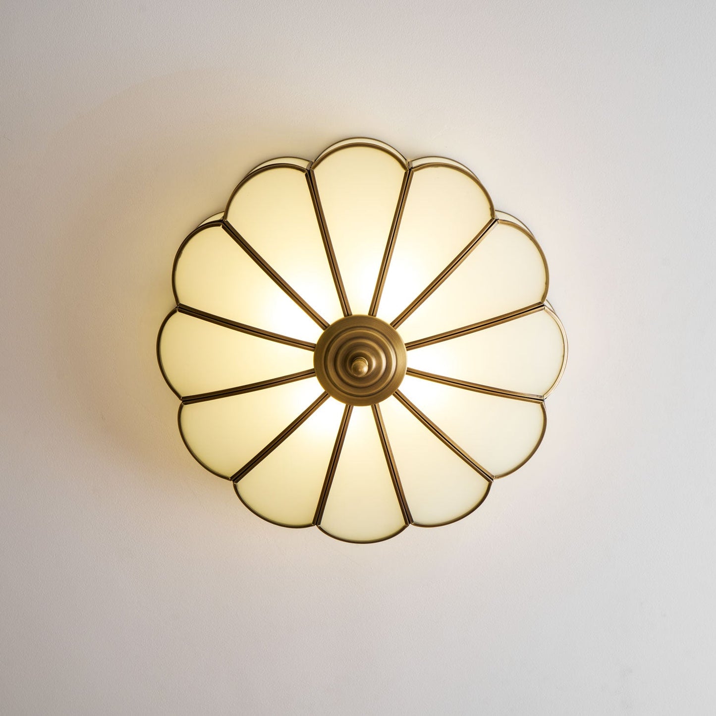 Plafondlamp Art Deco met Bloemblaadjes Kap en Messing Rand