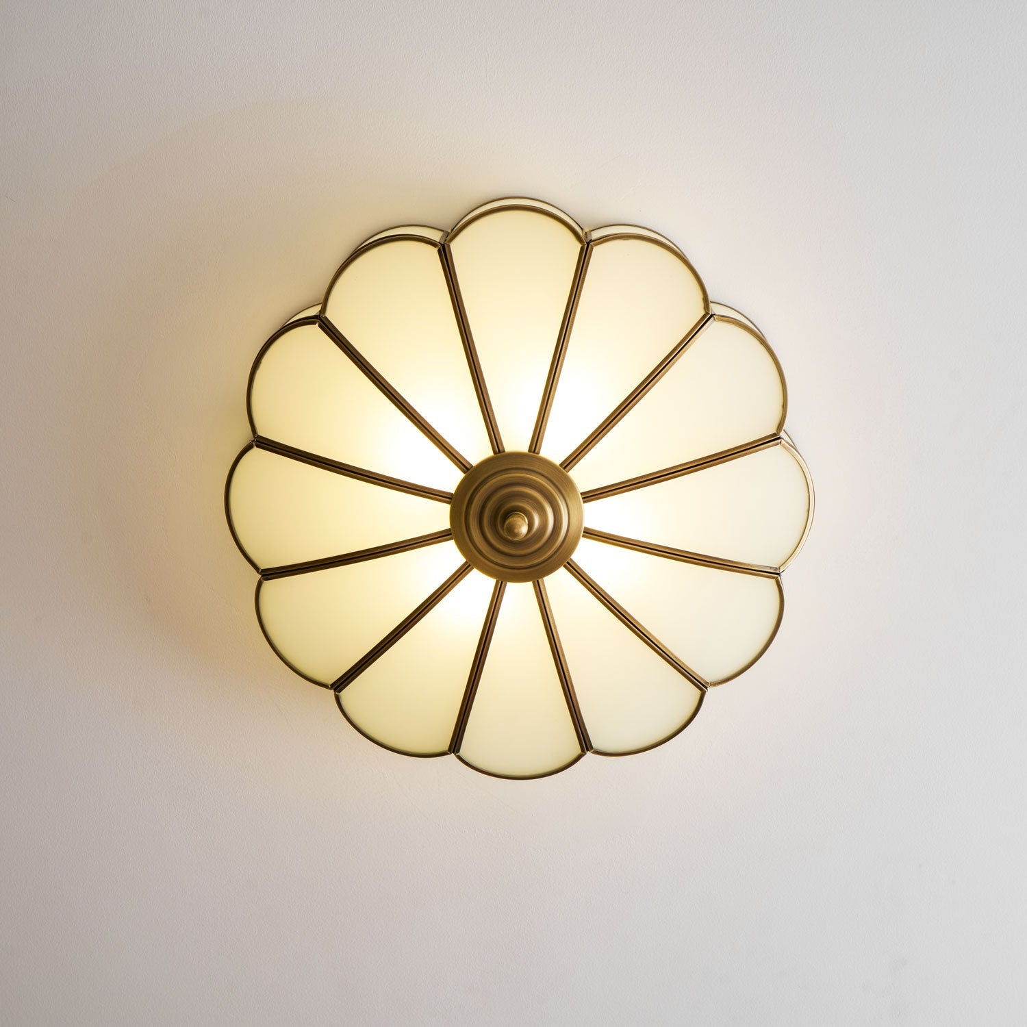 Plafondlamp Art Deco met Bloemblaadjes Kap en Messing Rand