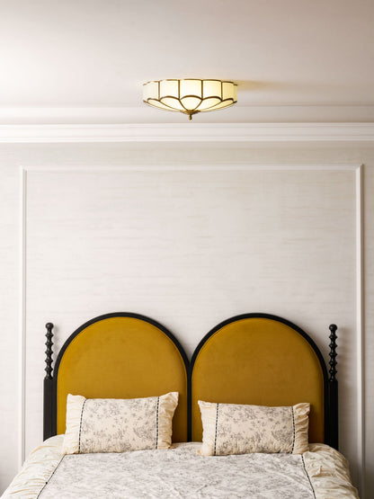 Plafondlamp Art Deco met Bloemblaadjes Kap en Messing Rand