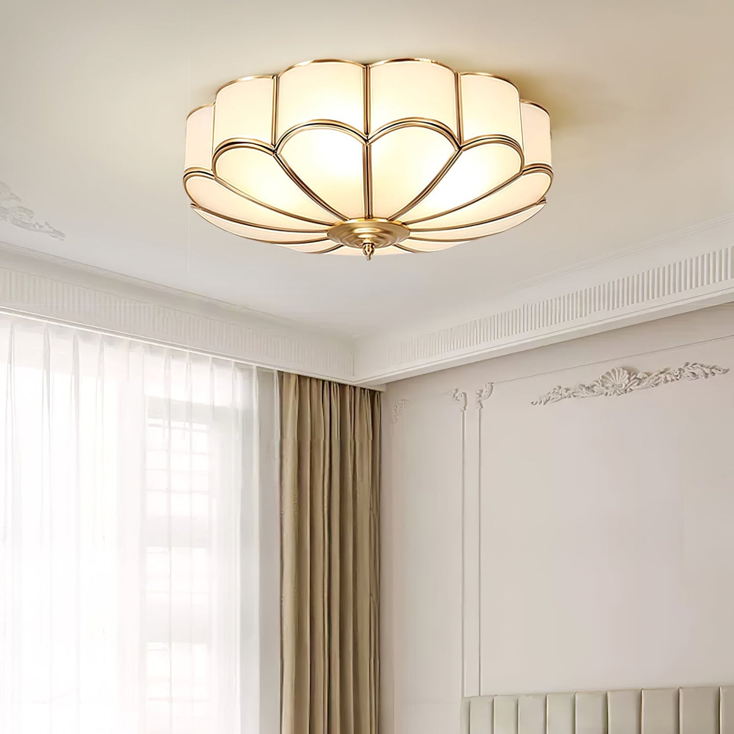Plafondlamp Art Deco met Bloemblaadjes Kap en Messing Rand