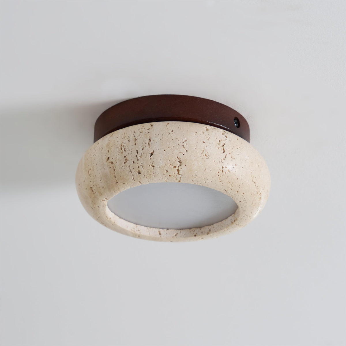 Plafondlamp Bohemian met Ronde Travertijn Kap en Houten Basis ##POS:11##