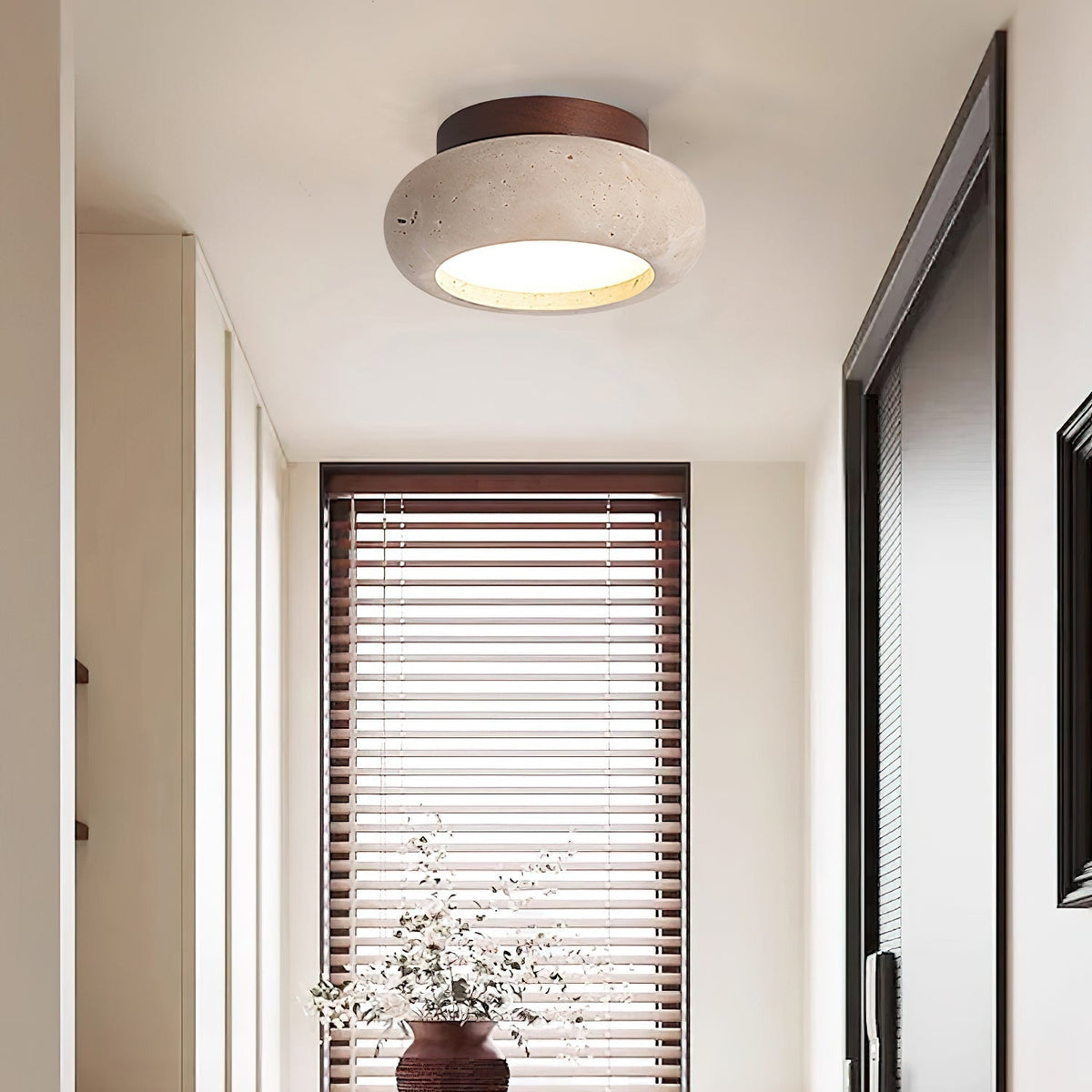 Plafondlamp Bohemian met Ronde Travertijn Kap en Houten Basis