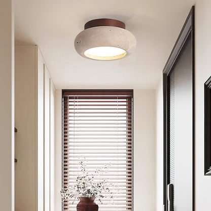 Plafondlamp Bohemian met Ronde Travertijn Kap en Houten Basis