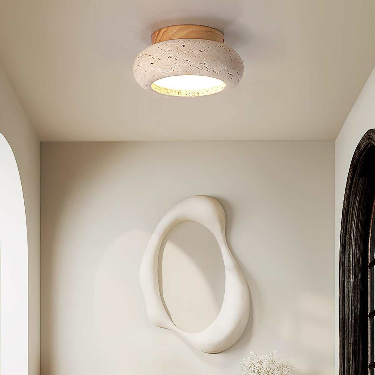 Plafondlamp Bohemian met Ronde Travertijn Kap en Houten Basis