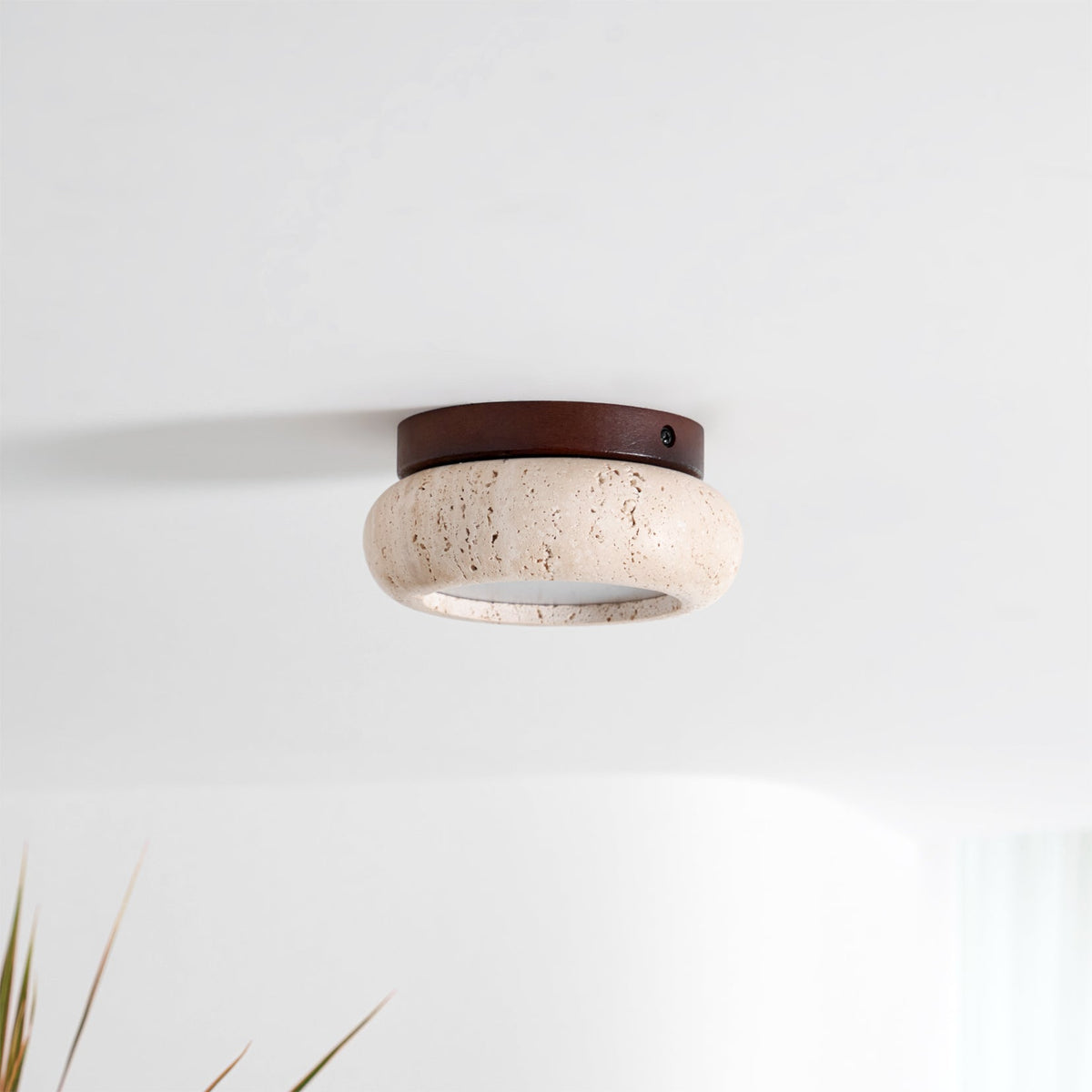 Plafondlamp Bohemian met Ronde Travertijn Kap en Houten Basis