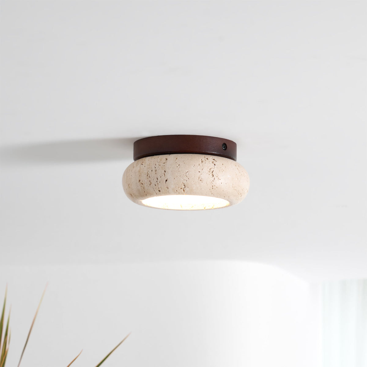 Plafondlamp Bohemian met Ronde Travertijn Kap en Houten Basis
