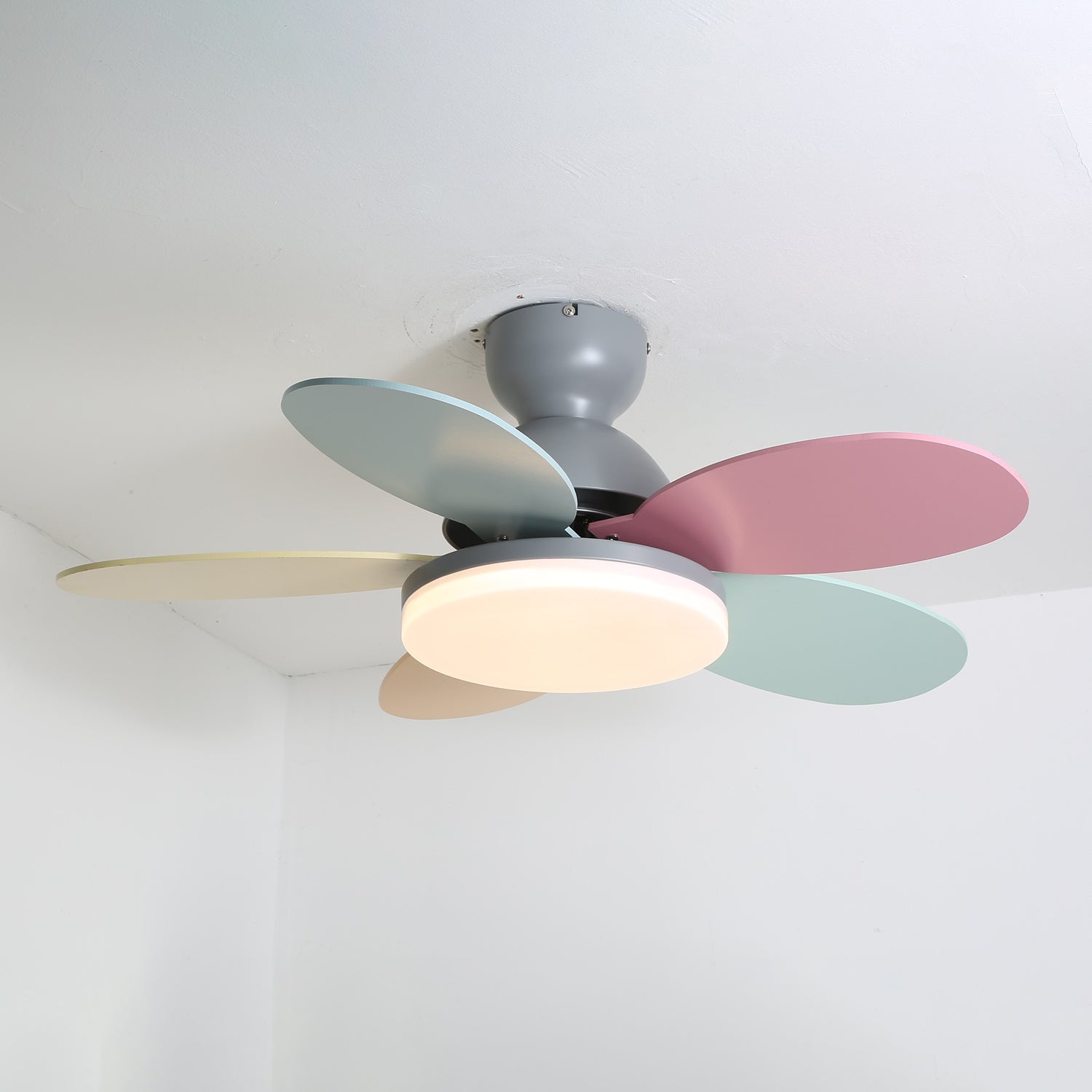 Plafondventilator met Lamp Bloembladdesign DC Motor 6 Snelheden