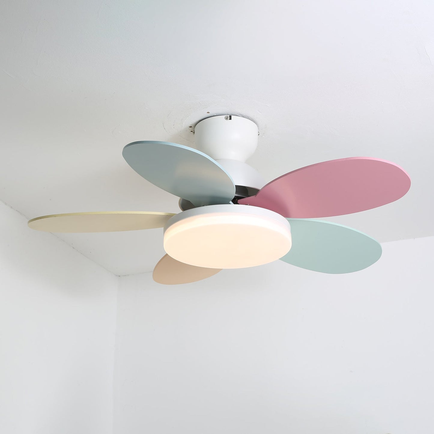 Plafondventilator met Lamp Bloembladdesign DC Motor 6 Snelheden