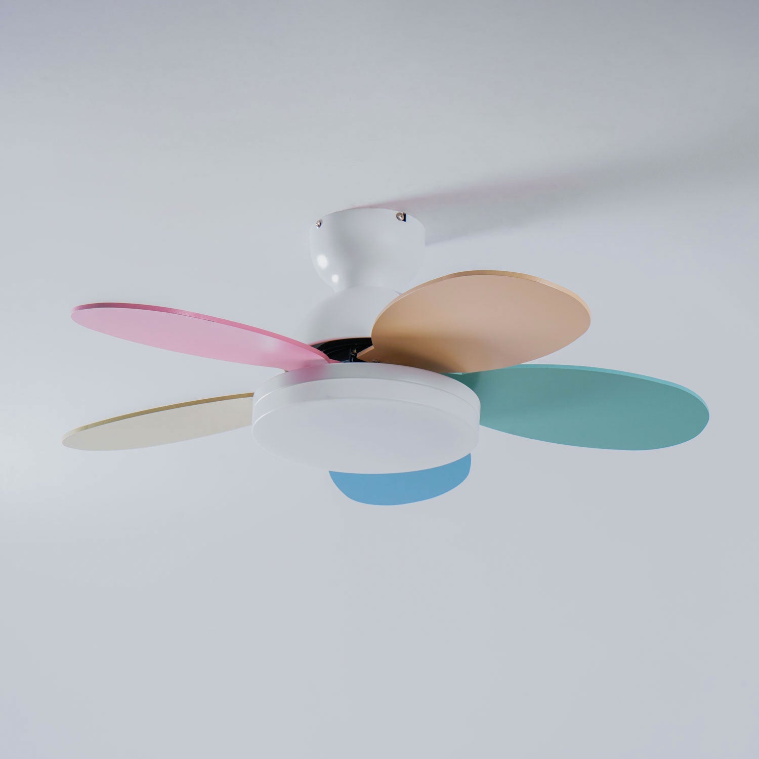 Plafondventilator met Lamp Bloembladdesign DC Motor 6 Snelheden