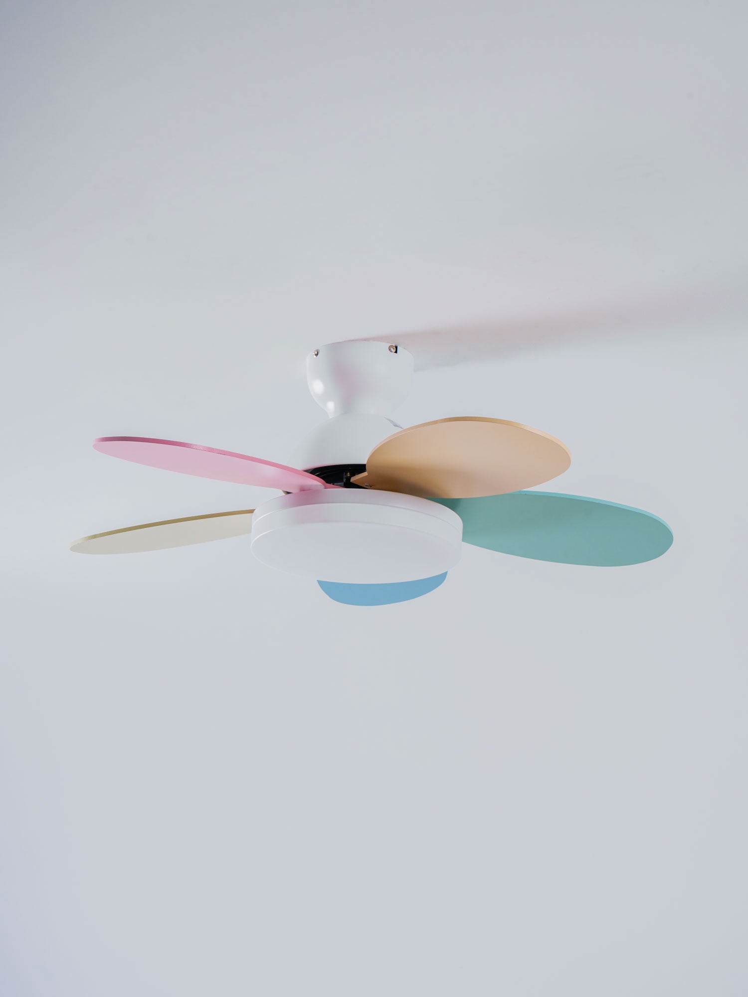 Plafondventilator met Lamp Bloembladdesign DC Motor 6 Snelheden