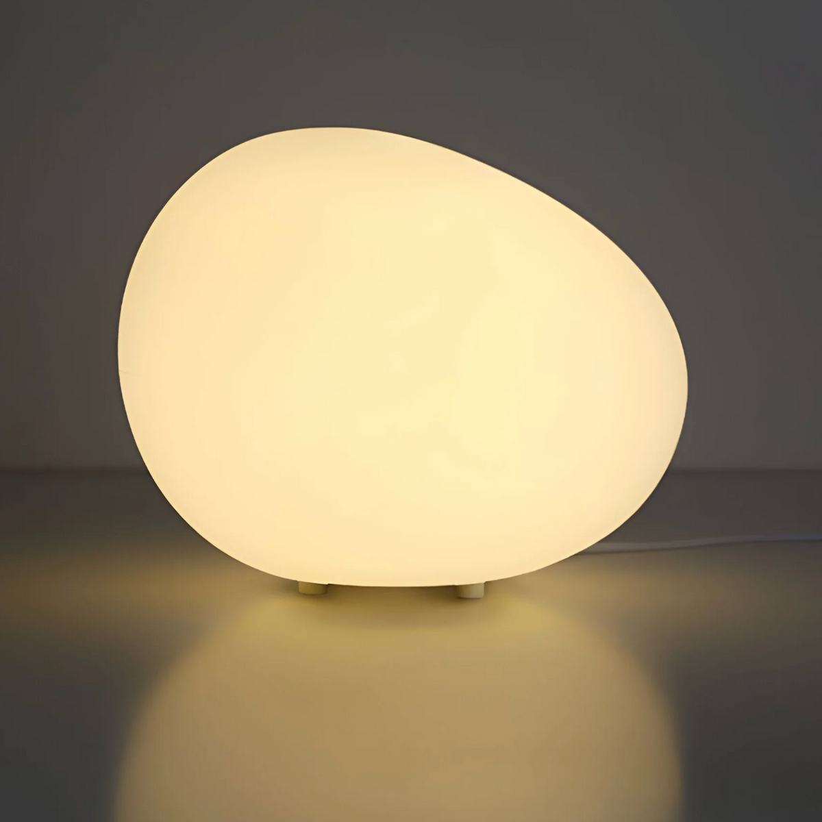 Tafellamp Minimalistisch met Organische Kiezelvorm en Frosted Glas