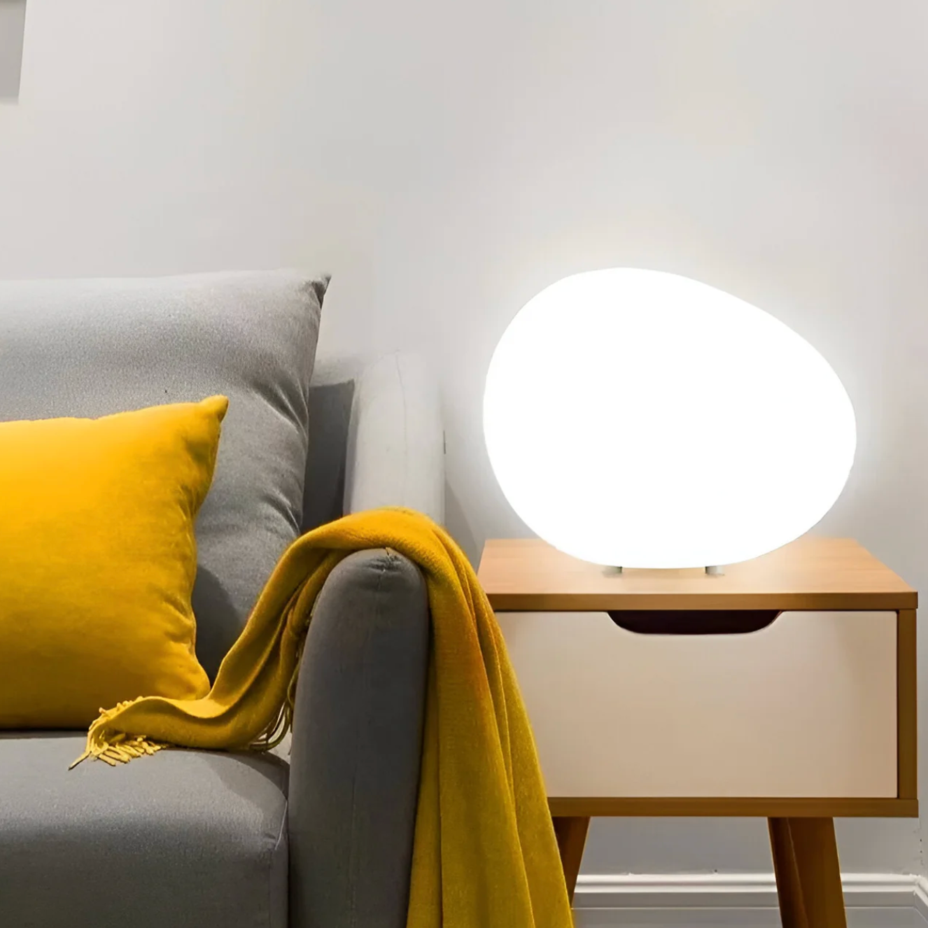 Tafellamp Minimalistisch met Organische Kiezelvorm en Frosted Glas