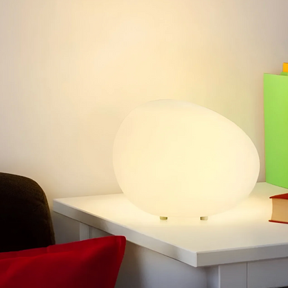 Tafellamp Minimalistisch met Organische Kiezelvorm en Frosted Glas