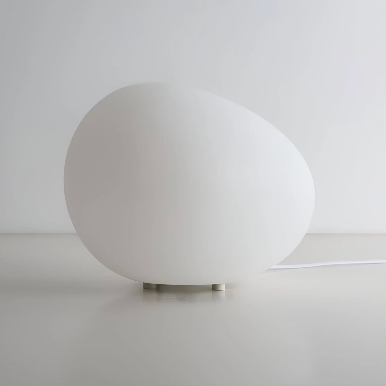 Tafellamp Minimalistisch met Organische Kiezelvorm en Frosted Glas