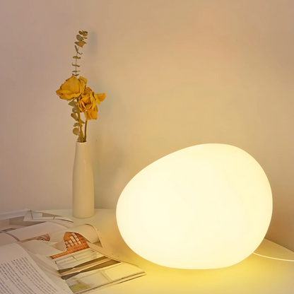 Tafellamp Minimalistisch met Organische Kiezelvorm en Frosted Glas