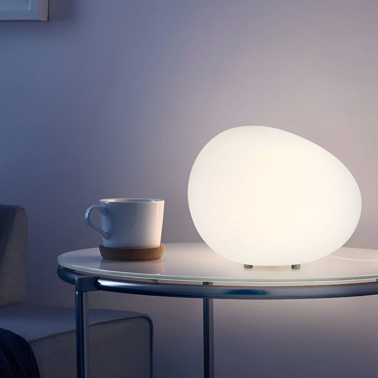 Tafellamp Minimalistisch met Organische Kiezelvorm en Frosted Glas