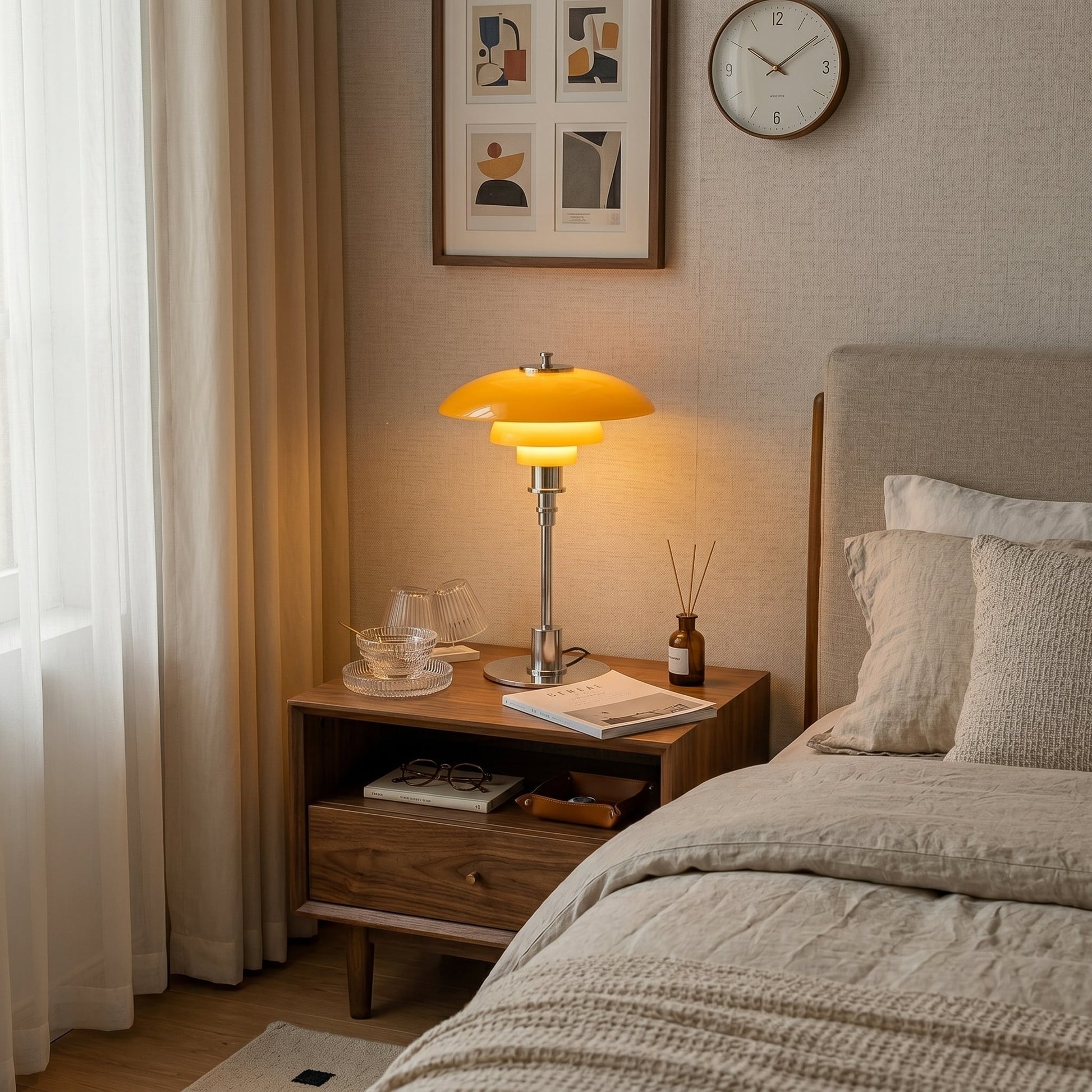 Tafellamp Scandinavisch met Gelaagde Glazen Kap en Messing Voet
