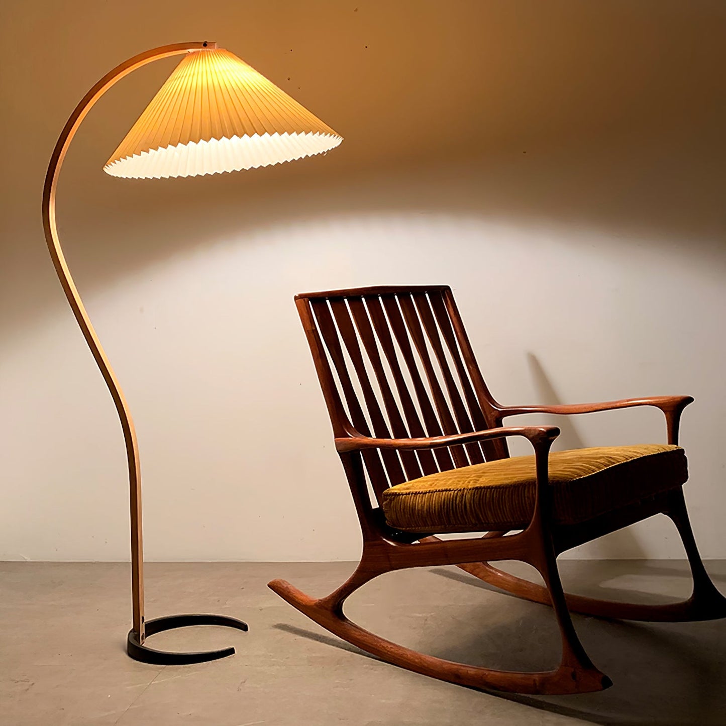 Vloerlamp Scandinavisch met Geplisseerde Kap en Boogvorm