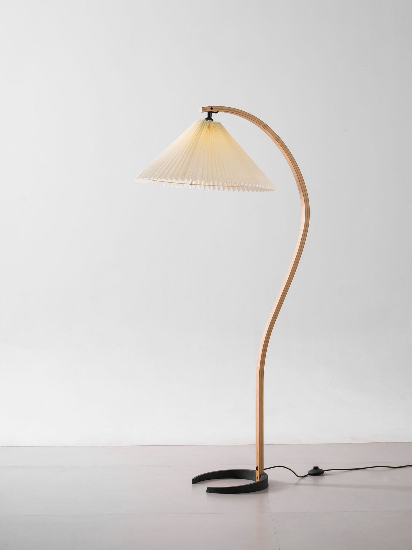 Vloerlamp Scandinavisch met Geplisseerde Kap en Boogvorm