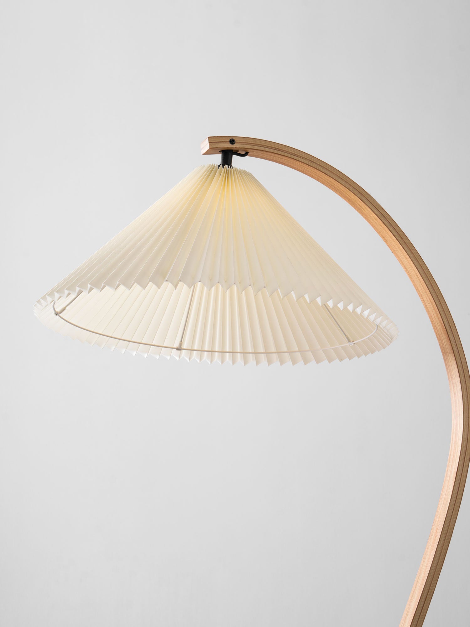 Vloerlamp Scandinavisch met Geplisseerde Kap en Boogvorm