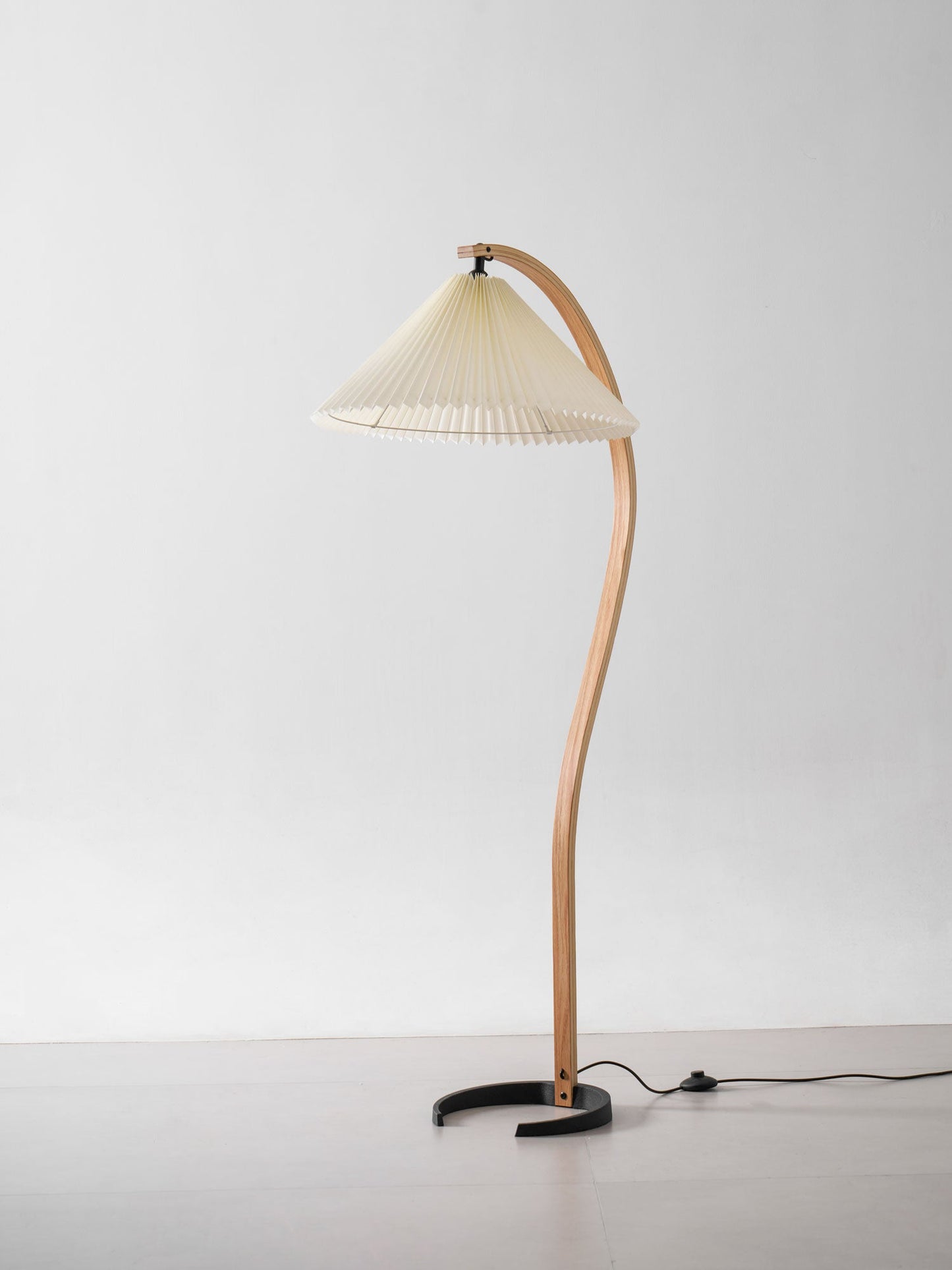 Vloerlamp Scandinavisch met Geplisseerde Kap en Boogvorm