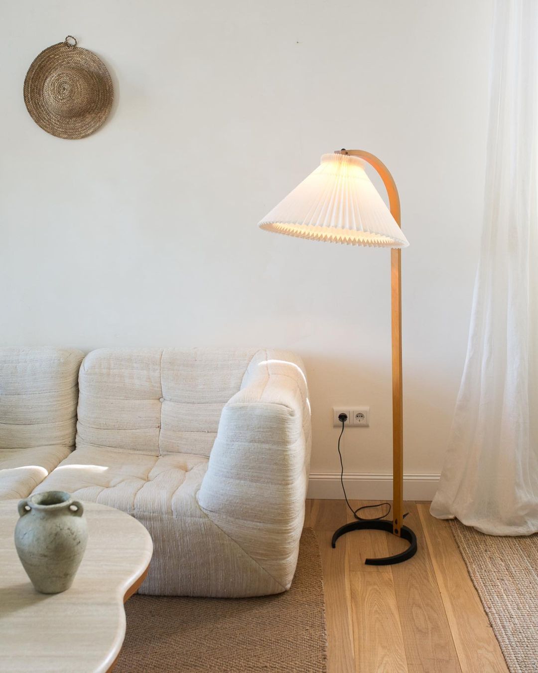 Vloerlamp Scandinavisch met Geplisseerde Kap en Boogvorm