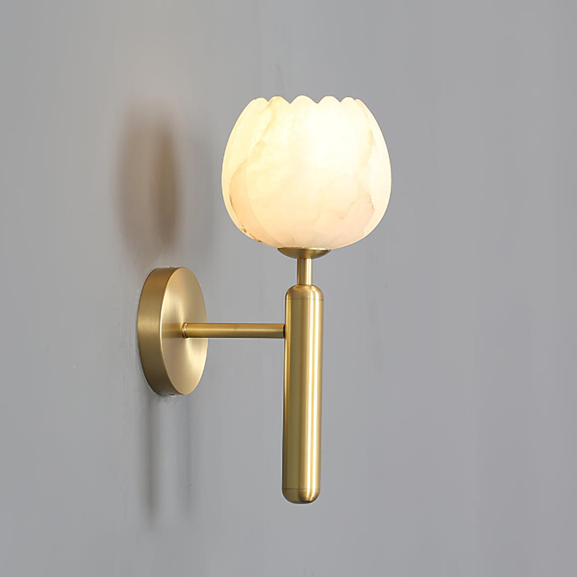 Wandlamp Art Deco met Bloemvormige Alabasten Kap en Messing Arm